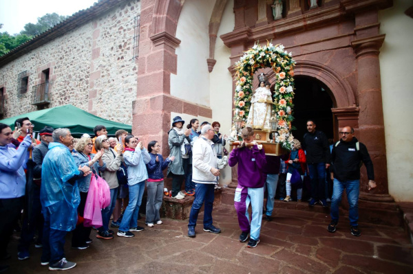 la-romeria-a-les-santes-y-la-entra-de-maig-veneran-a-la-virgen-del-buen-suceso-en-cabanes