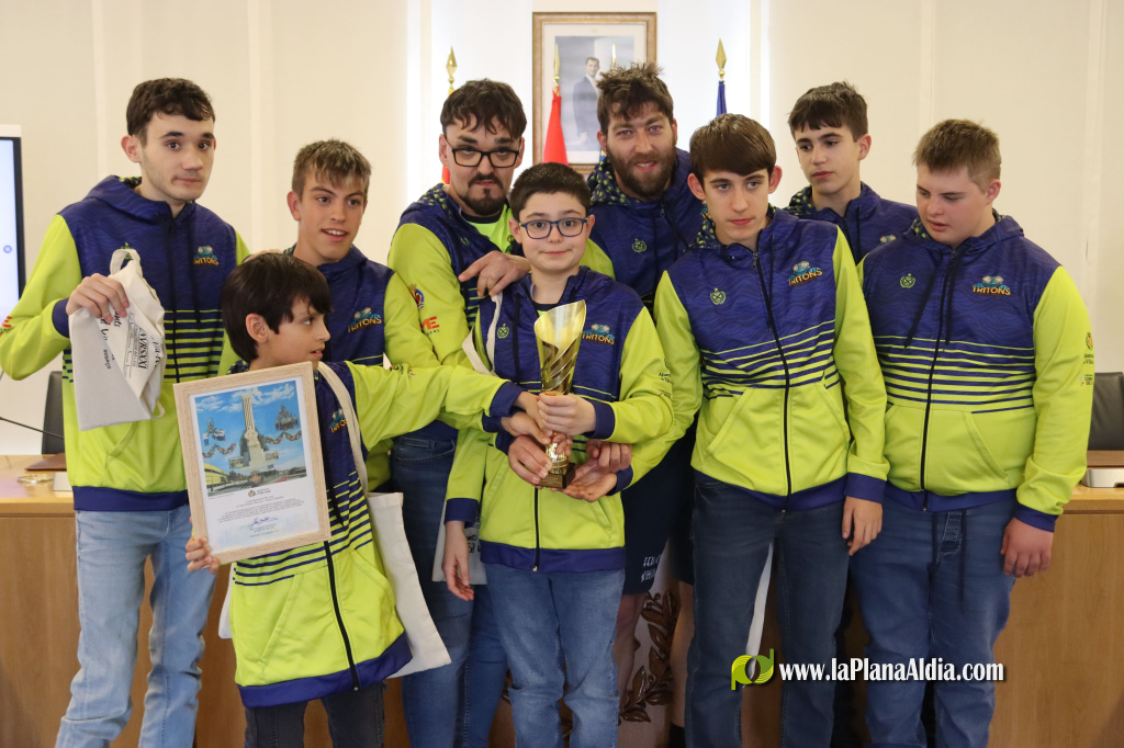 Vila-real reconeix al Club Tritons el seu t�tol absolut mascul� en el Campionat d'Espanya de Nataci�