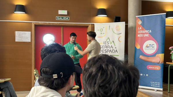 ATC orienta a los estudiantes del IES Serra d'Espad� de Onda sobre su futuro laboral