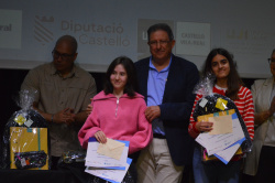 Cerca d'1.000 alumnes de 5� de Prim�ria i 2n d'ESO de Vila-real van participar en la entrega de premis del 5� Certamen Literari de la Delegaci� de Vila-real de l'Associaci� Castell� Contra el C�ncer, amb la participaci� de 14 aules de Prim�ria i 27 de Sec