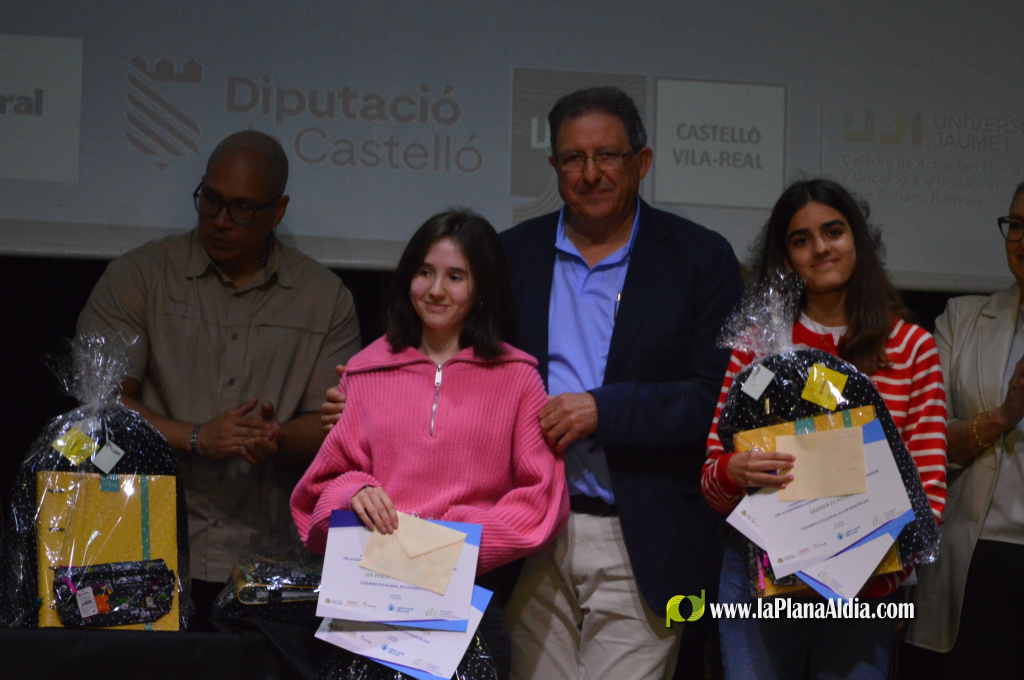 Cerca d'1.000 alumnes de 5� de Prim�ria i 2n d'ESO de Vila-real van participar en la entrega de premis del 5� Certamen Literari de la Delegaci� de Vila-real de l'Associaci� Castell� Contra el C�ncer, amb la participaci� de 14 aules de Prim�ria i 27 de Sec