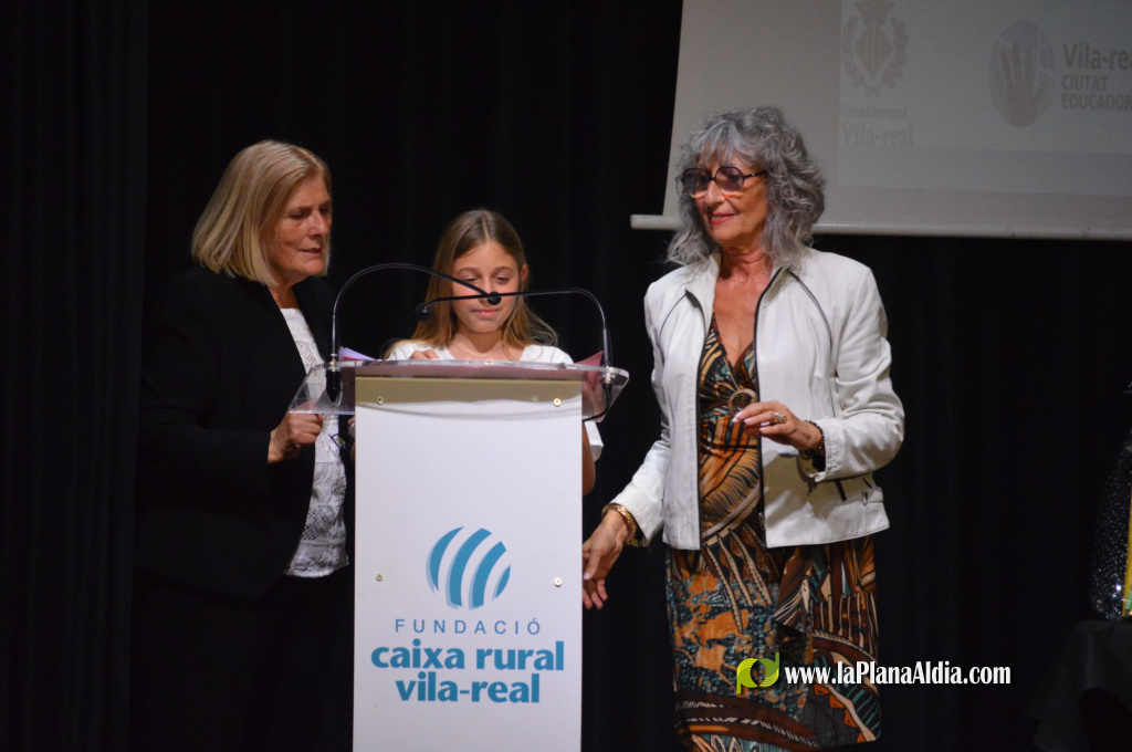 Cerca d'1.000 alumnes de 5� de Prim�ria i 2n d'ESO de Vila-real van participar en la entrega de premis del 5� Certamen Literari de la Delegaci� de Vila-real de l'Associaci� Castell� Contra el C�ncer, amb la participaci� de 14 aules de Prim�ria i 27 de Sec