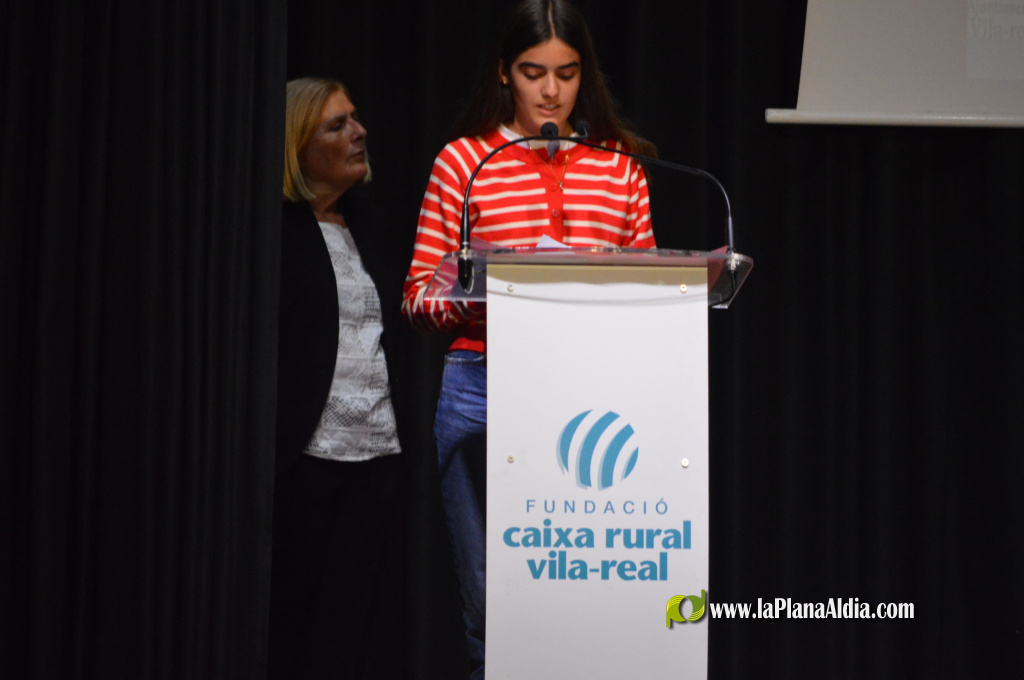 Cerca d'1.000 alumnes de 5� de Prim�ria i 2n d'ESO de Vila-real van participar en la entrega de premis del 5� Certamen Literari de la Delegaci� de Vila-real de l'Associaci� Castell� Contra el C�ncer, amb la participaci� de 14 aules de Prim�ria i 27 de Sec