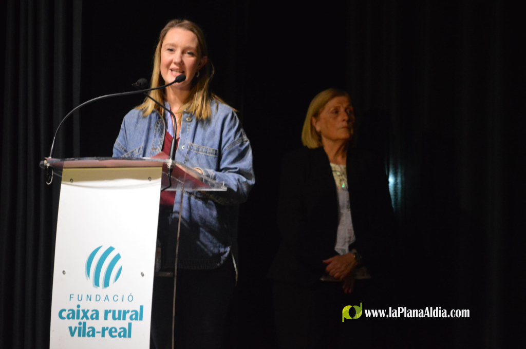 Cerca d'1.000 alumnes de 5� de Prim�ria i 2n d'ESO de Vila-real van participar en la entrega de premis del 5� Certamen Literari de la Delegaci� de Vila-real de l'Associaci� Castell� Contra el C�ncer, amb la participaci� de 14 aules de Prim�ria i 27 de Sec