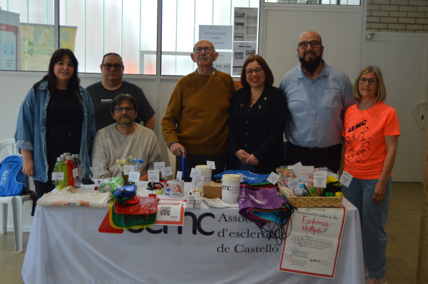 Concejales acompa�an a la Asociaci�n de Esclerosis M�ltiple de Castell�n en la iniciativa solidaria 'B��ate por la Esclerosis M�ltiple' en la piscina cubierta Yurema Requena