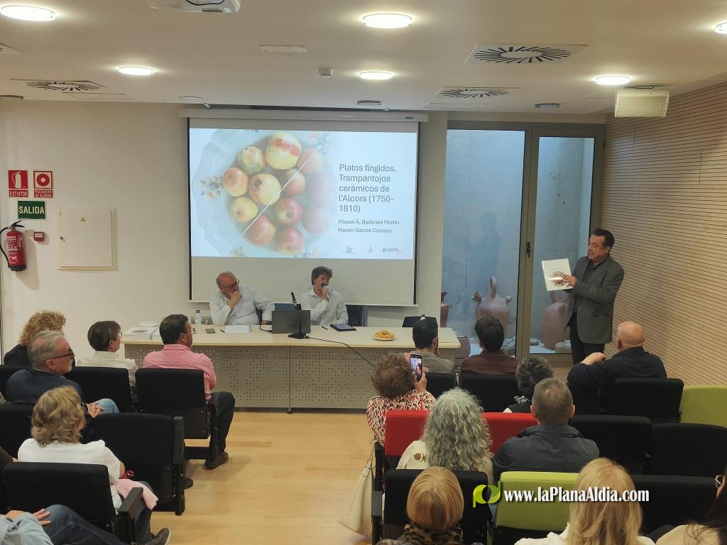 Gran ?xito y curiosidad sobre los platos de enga?o de la Real F?brica que protagonizan un libro
