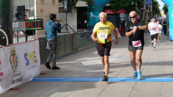 La 5K Rosarieres, inclosa en el Circuit de Curses Populars de Vila-real, organitzada pel Servei Municipal d'Esports (SME), va reunir m�s de 700 inscrits; guanyen Carlos Folch Bord�s i Rosa Peguero Cadaval