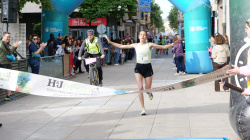 La 5K Rosarieres, inclosa en el Circuit de Curses Populars de Vila-real, organitzada pel Servei Municipal d'Esports (SME), va reunir m�s de 700 inscrits; guanyen Carlos Folch Bord�s i Rosa Peguero Cadaval