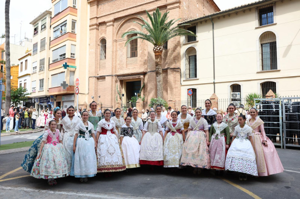 La III Dansà a la Mare de Déu dels Desemparats omple de tradició la Plaça de les Monges de Borriana