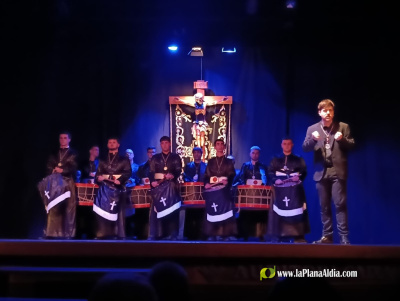 lleno-total-en-el-auditorio-de-la-caixa-rural-alcorino-por-el-50-aniversario-de-la-hdad-del-cristo