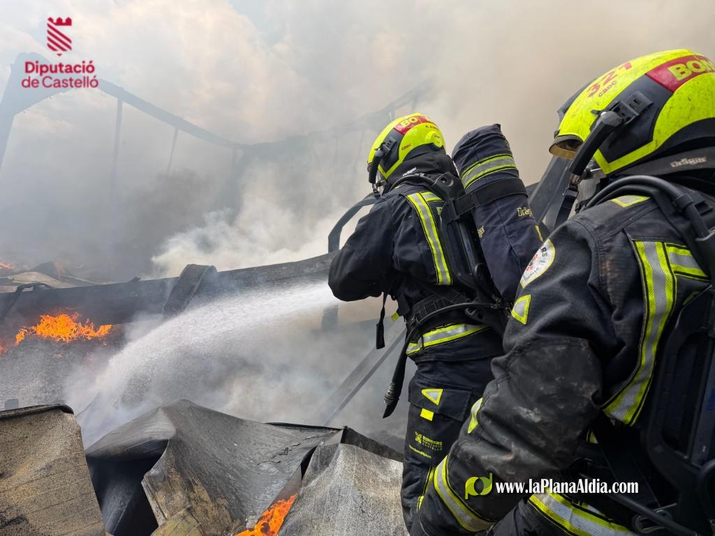 L'incendi continua actiu en una empresa de processament d'ametlla a la Vall d'Alba, Castell?
