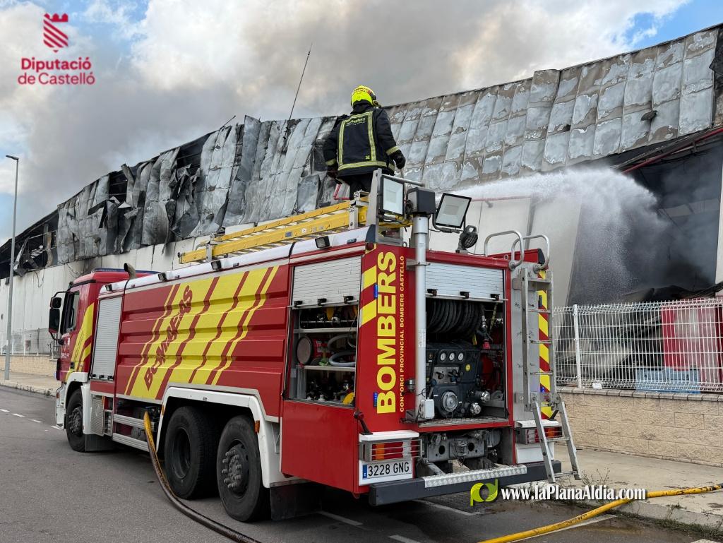L'incendi continua actiu en una empresa de processament d'ametlla a la Vall d'Alba, Castell?