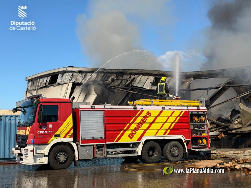L'incendi continua actiu en una empresa de processament d'ametlla a la Vall d'Alba, Castell?