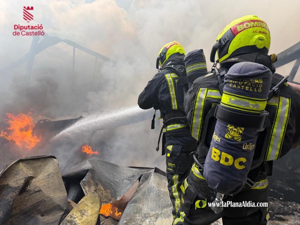 L'incendi continua actiu en una empresa de processament d'ametlla a la Vall d'Alba, Castell?