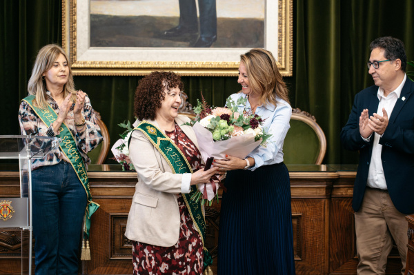 Begoña Carrasco impone la banda a María José Tur Fauvell como Reina de Santa Rita 2026