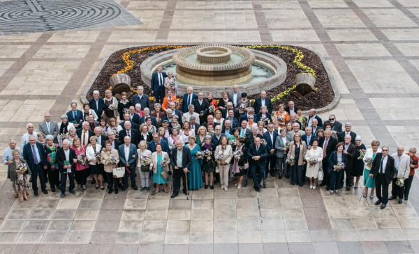 Castellón rinde homenaje a 54 parejas en sus bodas de oro