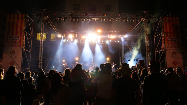 Rock per la Llengua il·lumina la Plaça Major de Vila-real durant les festes de Sant Pasqual