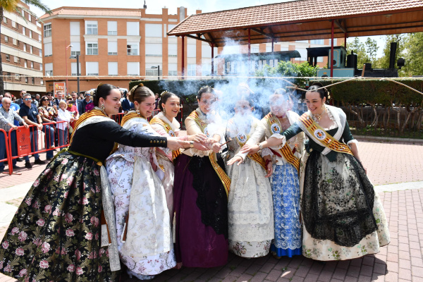 La mascletà de Turís, celebrada avui en el Parc de la Panderola, reuneix a la reina de les festes i a les autoritats