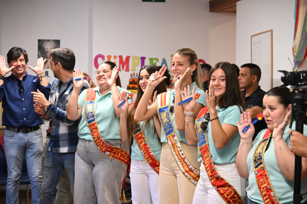 Martina Caparrós encabeza la visita de las fiestas a residencias de Almassora con motivo de Santa Quitèria