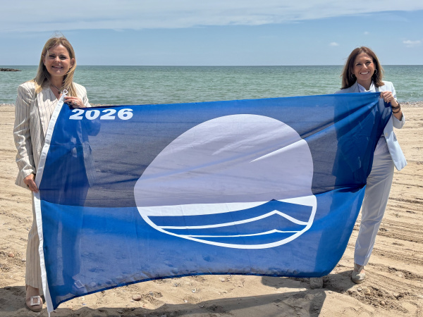 Almassora recoge las dos banderas azules en Benafeli y Pla de la Torre, que lucirá este verano