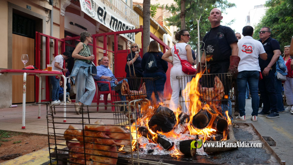 La Reina i les dames de la ciutat visiten la Nit de Xulla junt al batle Jos� Benlloch i altres representants municipals