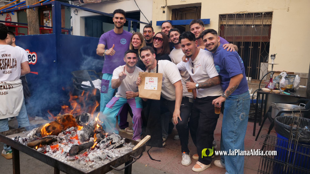 La Reina i les dames de la ciutat visiten la Nit de Xulla junt al batle Jos� Benlloch i altres representants municipals
