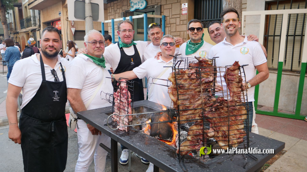 La Reina i les dames de la ciutat visiten la Nit de Xulla junt al batle Jos� Benlloch i altres representants municipals