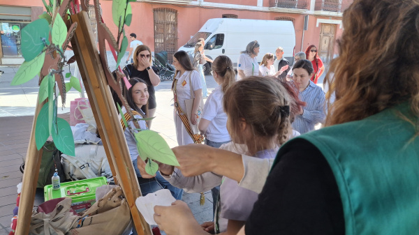 ACUDIM presenta a la plaça Major el seu Arbre de la Inclusió amb la reina de les festes i autoritats municipals