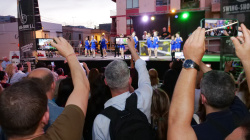 La XXIV Macrosopar de ve�ns i ve�nes reuneix a 2.200 persones en la pla�a de l'Estadi de la Cer�mica