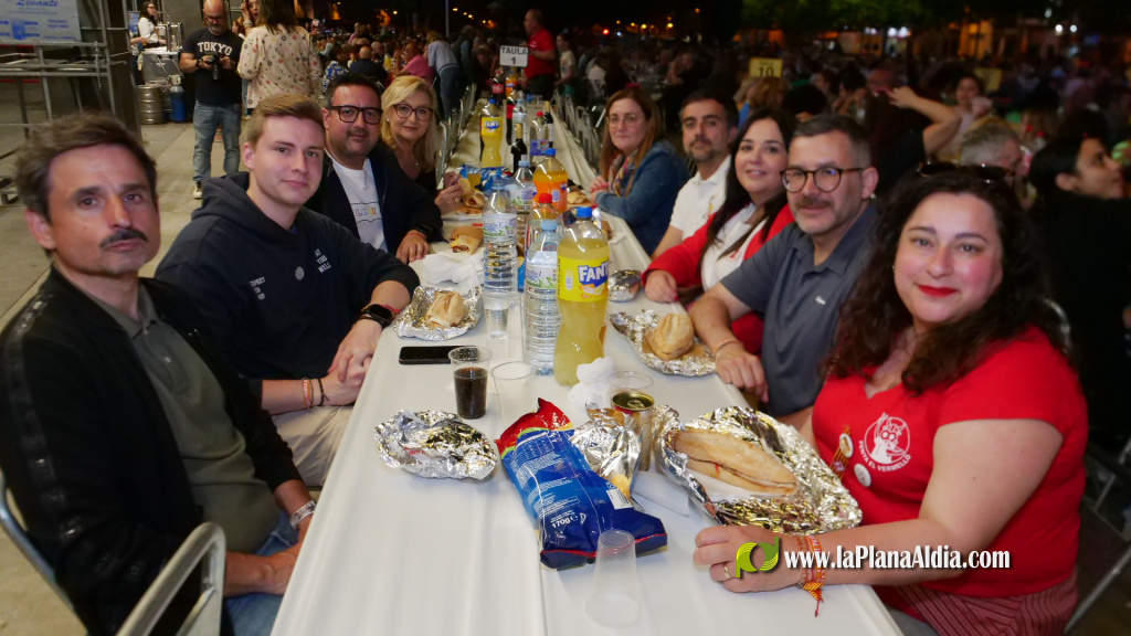 La XXIV Macrosopar de ve�ns i ve�nes reuneix a 2.200 persones en la pla�a de l'Estadi de la Cer�mica