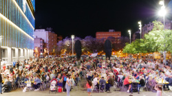 La XXIV Macrosopar de ve�ns i ve�nes reuneix a 2.200 persones en la pla�a de l'Estadi de la Cer�mica