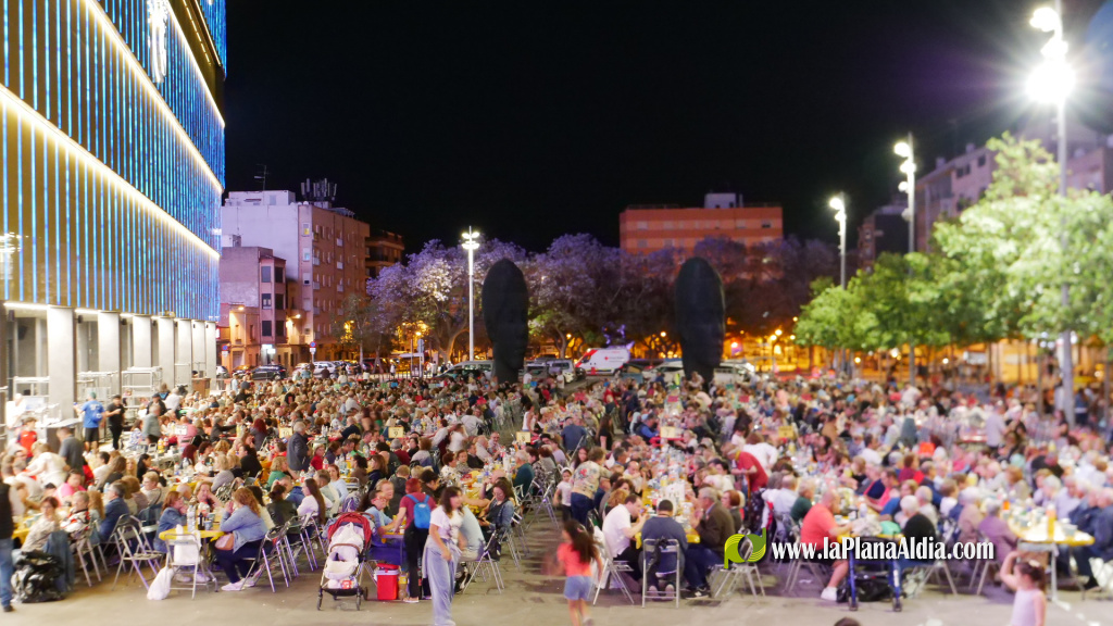 La XXIV Macrosopar de ve�ns i ve�nes reuneix a 2.200 persones en la pla�a de l'Estadi de la Cer�mica