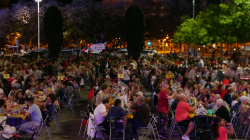 La XXIV Macrosopar de ve�ns i ve�nes reuneix a 2.200 persones en la pla�a de l'Estadi de la Cer�mica