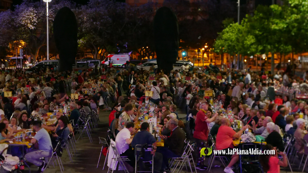 La XXIV Macrosopar de ve�ns i ve�nes reuneix a 2.200 persones en la pla�a de l'Estadi de la Cer�mica