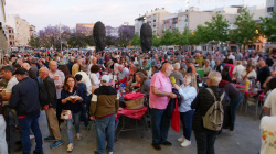 La XXIV Macrosopar de ve�ns i ve�nes reuneix a 2.200 persones en la pla�a de l'Estadi de la Cer�mica