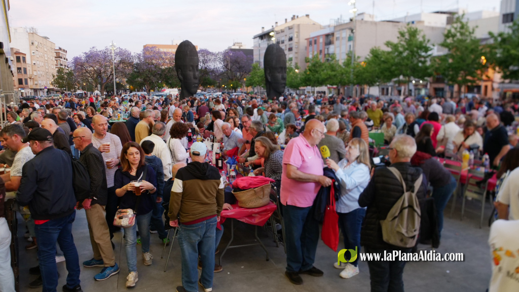 La XXIV Macrosopar de ve�ns i ve�nes reuneix a 2.200 persones en la pla�a de l'Estadi de la Cer�mica