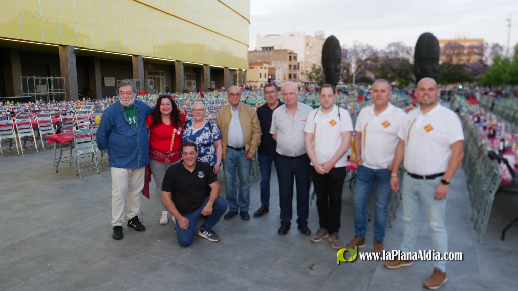 La XXIV Macrosopar de ve�ns i ve�nes reuneix a 2.200 persones en la pla�a de l'Estadi de la Cer�mica