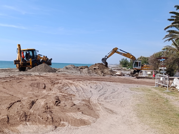 Comienzan las obras de recuperación en la zona sur de la Playa Casablanca tras los temporales