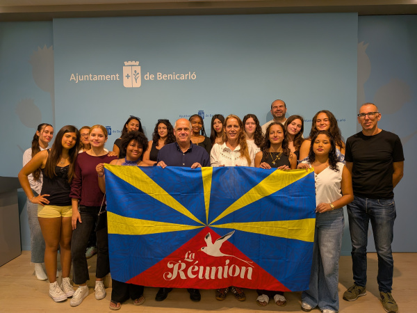 Benicarló da la bienvenida a un grupo de estudiantes de La Reunión en un intercambio educativo con el IES Joan Coromines