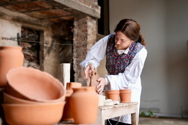 Maig Ceramic presenta teatro inmersivo en la Real Fábrica del Conde de Aranda, basado en el caso del maestro ceramista Francois Martin