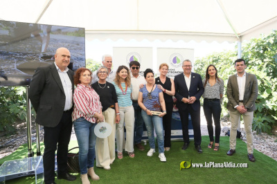 La delegada del Consell en Alicante participa en el corte de la breva de Albatera