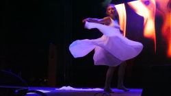 Vila-real Talent omple la Pla�a Major amb un espectacle multidisciplinari que va reunir a m�s de 250 persones implicades, sota la direcci� de Rosanna i Gisela Morales, i amb el mentalista Toni Pons com a artista convidat