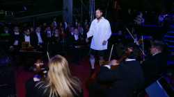 Vila-real Talent omple la Pla�a Major amb un espectacle multidisciplinari que va reunir a m�s de 250 persones implicades, sota la direcci� de Rosanna i Gisela Morales, i amb el mentalista Toni Pons com a artista convidat