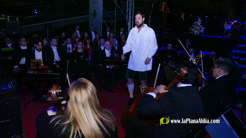Vila-real Talent omple la Pla�a Major amb un espectacle multidisciplinari que va reunir a m�s de 250 persones implicades, sota la direcci� de Rosanna i Gisela Morales, i amb el mentalista Toni Pons com a artista convidat