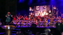Vila-real Talent omple la Pla�a Major amb un espectacle multidisciplinari que va reunir a m�s de 250 persones implicades, sota la direcci� de Rosanna i Gisela Morales, i amb el mentalista Toni Pons com a artista convidat