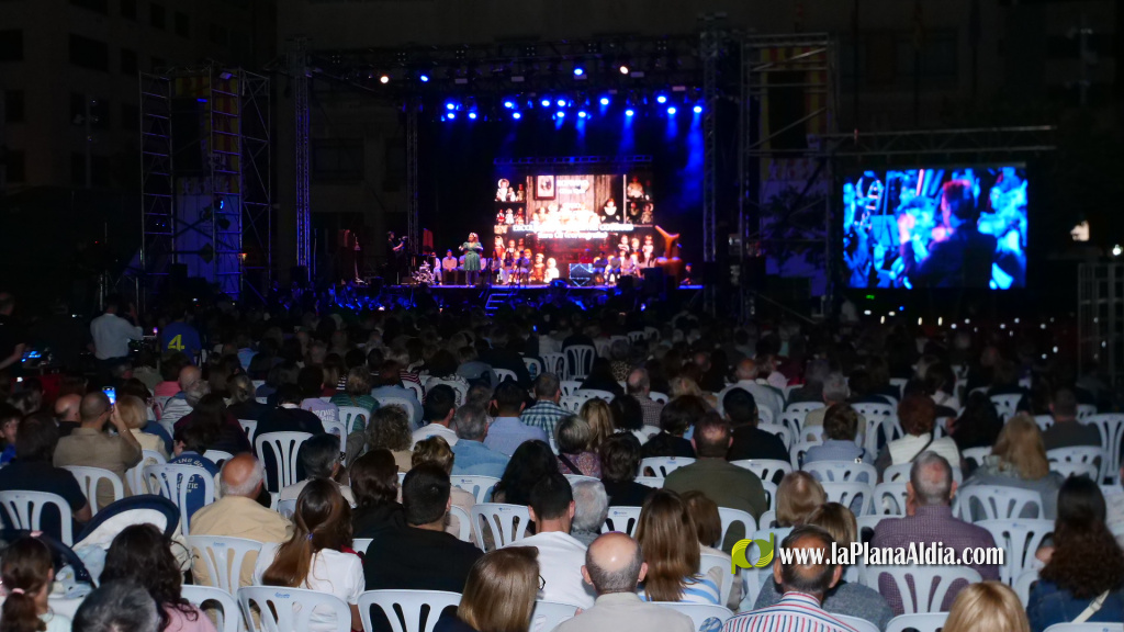 Vila-real Talent omple la Pla�a Major amb un espectacle multidisciplinari que va reunir a m�s de 250 persones implicades, sota la direcci� de Rosanna i Gisela Morales, i amb el mentalista Toni Pons com a artista convidat