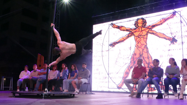 Vila-real Talent llena la Plaza Mayor con un espectáculo multidisciplinar que reunió a más de 250 personas, bajo la dirección de Rosanna y Gisela Morales, y con el mentalista Toni Pons como artista invitado