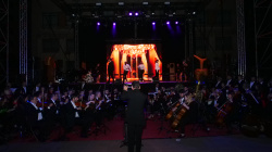 Vila-real Talent omple la Pla�a Major amb un espectacle multidisciplinari que va reunir a m�s de 250 persones implicades, sota la direcci� de Rosanna i Gisela Morales, i amb el mentalista Toni Pons com a artista convidat