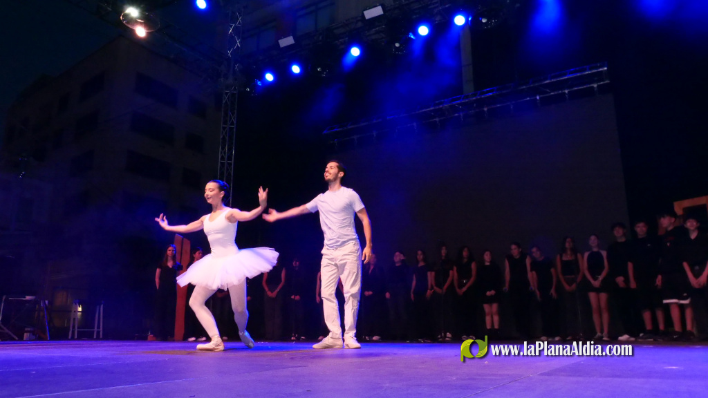 Vila-real Talent omple la Pla�a Major amb un espectacle multidisciplinari que va reunir a m�s de 250 persones implicades, sota la direcci� de Rosanna i Gisela Morales, i amb el mentalista Toni Pons com a artista convidat