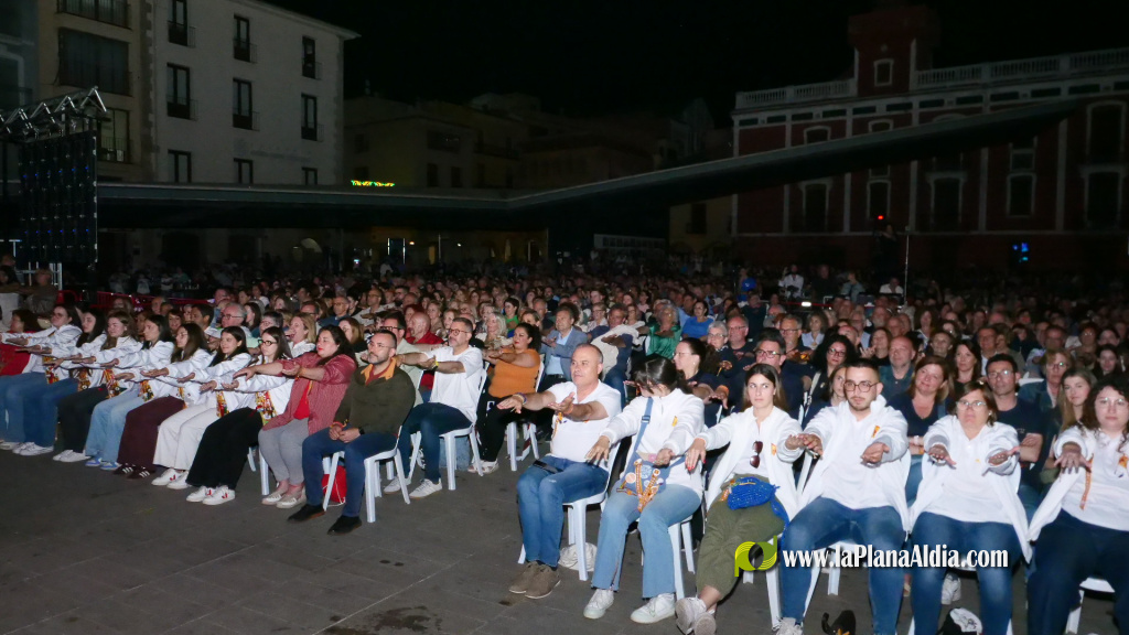 Vila-real Talent omple la Pla�a Major amb un espectacle multidisciplinari que va reunir a m�s de 250 persones implicades, sota la direcci� de Rosanna i Gisela Morales, i amb el mentalista Toni Pons com a artista convidat